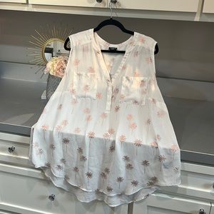 Torrid sleeveless light weight top.